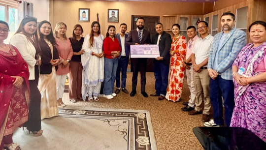 अपेनद्वारा प्रधानमन्त्री दैवी प्रकोप राहत कोषमा ११ लाख ११ हजार आर्थिक सहयोग