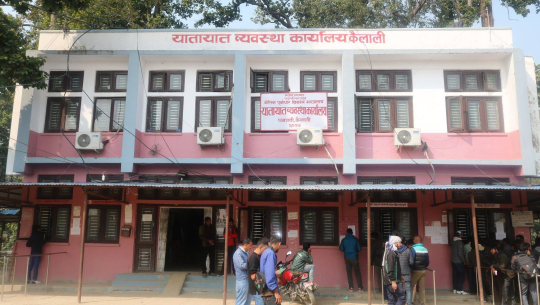 यातायात कार्यालय धनगढी : ५ सय दिनुस्, सबै काम बसी–बसी, (बार्गेनिङ गरेको भिडियोसहित)