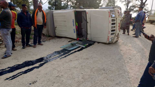 डडेल्धुराको लाकममा जिप दुर्घटना