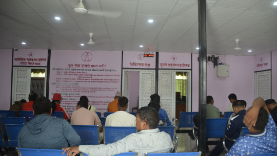 धनगढीको यातायातमा ‘टोकन प्रणाली’बाट सेवा, एसीमा सेवाग्राहीका कुर्सी