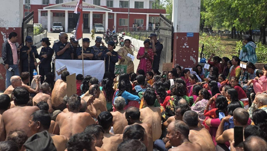 जिल्ला प्रशासन कार्यालय कञ्चनपुर अगाडि अर्धनग्न प्रदर्शन गर्दे आरक्ष पीडितहरू । तस्बिर : भवानीदत्त भट्ट (गोरखापत्र)   