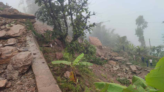 पहिरोले मध्यपहाडी लोकमार्ग अवरुद्ध, बोलबमका लागि हलेसी आउने तीर्थालु अलपत्र