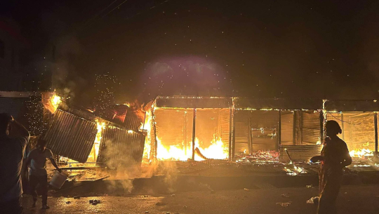 अछामको साँफेहाट बजारमा आगलागी, १० पसल जले