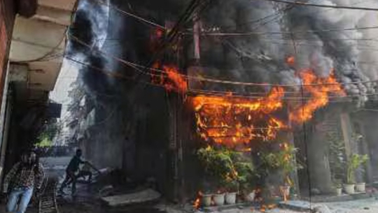 Massive fire at Delhi restaurant leaves 10 dead