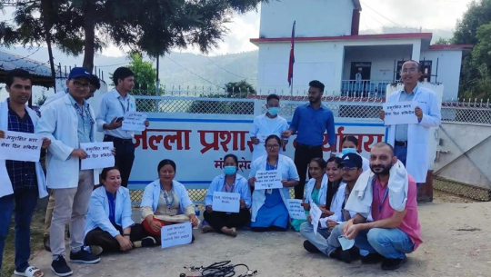 अछामका स्वास्थ्यकर्मी आन्दोलित