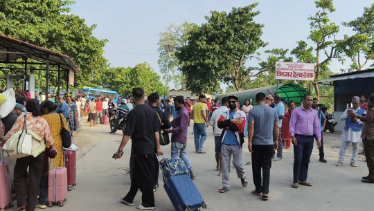 दसैं मान्न स्वदेश फर्किनेको लर्को, गौरीफन्टा नाकामा रोकिएन पैसा असुली