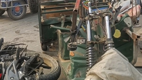 धनगढीमा अटो रिक्सा र मोटरसाइकल दुर्घटना हुँदा ३ जना घाइते