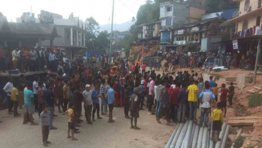 अछाममा किशोर मृत फेला प्रकरणः प्रहरी कार्यालय र गाडी तोडफोड