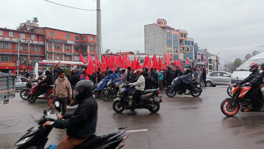ओली पक्राउको विरोधमा एमालेको प्रदर्शन सुरु, चाबहिलबाट र्‍याली