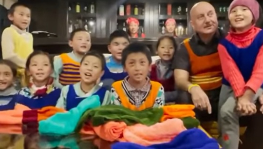 नेपाली बालबालिकालाई अनुपम खेरको स्वेटर उपहार (भिडिओसहित)