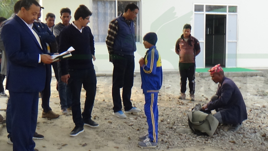 सुदूरपश्चिमको वन मन्त्रालयमा १२ वर्षीय छोरासहित अनसन बस्न पुगे कैलालीका काले भुल