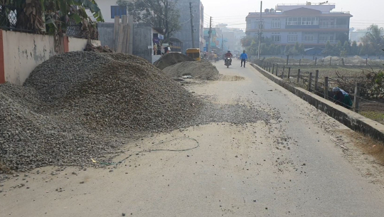 धनगढीका सडकभरि निर्माण सामग्री, आवागमनमा  सास्ती