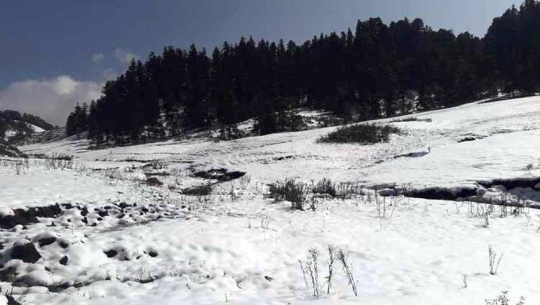प्रसिद्ध पर्यटकीयस्थल खप्तडमा हिमपात