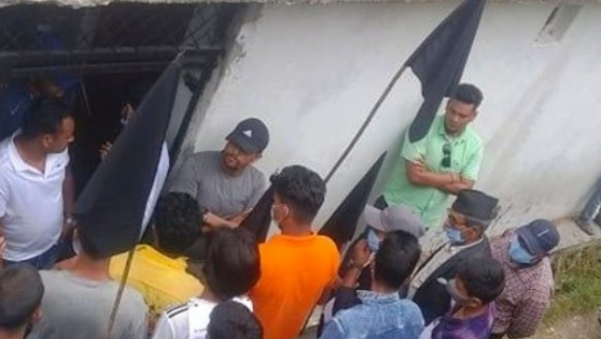 काँग्रेस केन्द्रीय सदस्य पाण्डेलाई कालो झण्डा