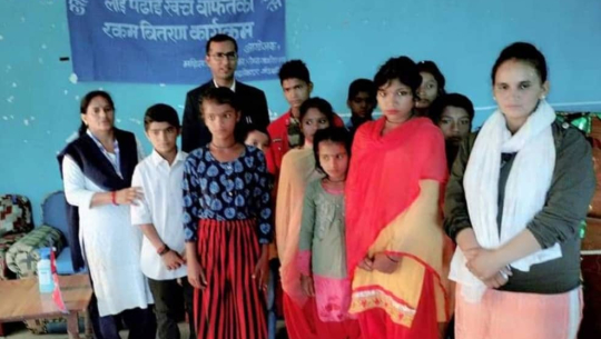 बैतडीमा गाउँपालिकाद्वारा अनाथ बालबालिकालाई पढाइ खर्च वितरण 
