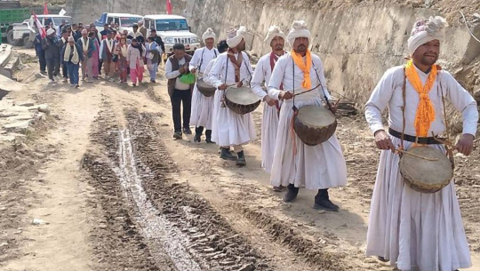 उम्मेदवार घरदैलो कार्यक्रममा जाँदा स्वागतका लागि दमाहा बाजा बजाउँदै । तस्बिर : शेरबहादुर सार्की 