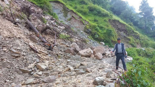 पहिरोले जयपृथ्वी राजमार्ग अवरुद्ध