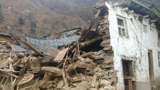 बझाङमा घरमाथिको पत्तथर खस्दा एक जना घाइते 