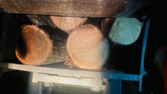 कञ्चनपुरमा अवैध काठ र ढुङ्गा ओसार्ने ट्याक्टर प्रहरी नियन्त्रणमा