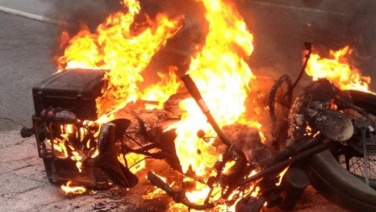 डडेल्धुरामा मोटरसाइकलमा आगलागी