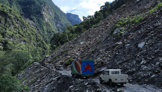विपद्का कारण तीन जिल्लाका राजमार्ग अवरुद्ध