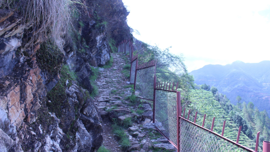 बैतडीको भीटा भिरमा लगाइयो रेलिङ
