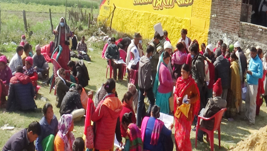 धनगढी उपमहानगरपालिकाको ७ नं. वडा कार्यालयमा लगत फारम भरिरहेका भूमिहीन तथा अव्यवस्थितबसोबासी