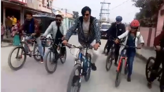 साईकल चढेर साङ्लो हेर्न धनगढीको एसटिएस सिनेमा पुगे नायक बिराज भट्ट