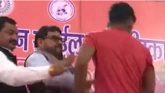 सांसदले नै पहलमानलाई मञ्चमै थप्पड हाने (भिडिओसहित)