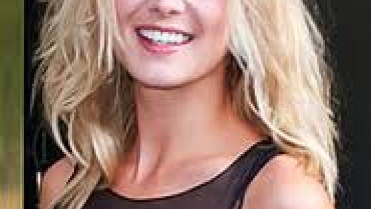 गाउँदा गाउँदै लुगा खसेपछि…