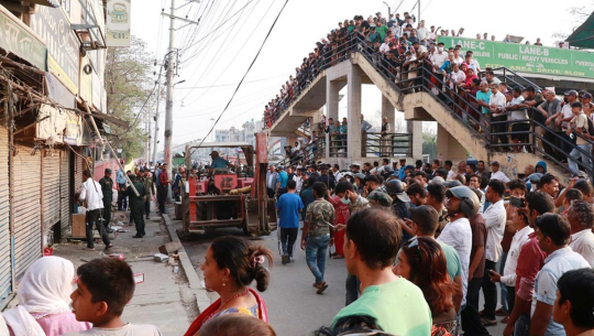 बुटवलमा फुटपाथ अतिक्रमण हटाउन डोजर अभियान, व्यवसायीको वैकल्पिक स्थान माग