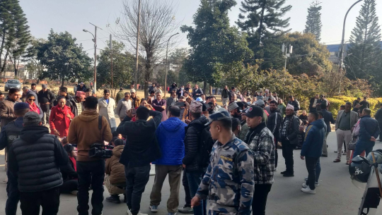 आधिकारिकताको माग गर्दै गगन थापा नेतृत्वको काँग्रेस निर्वाचन आयोगमा धर्ना