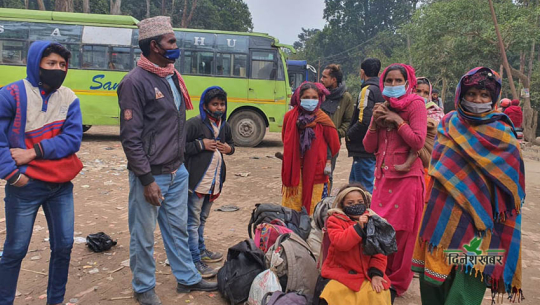परिवार पाल्न ज्यान हातमा राखेर मुग्लान पस्दै सुदूरपश्चिमेली