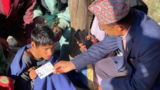 डोटीमा अपांगता भएका व्यक्तिलाइ घरमै पुगेर नागरिकता प्रदान