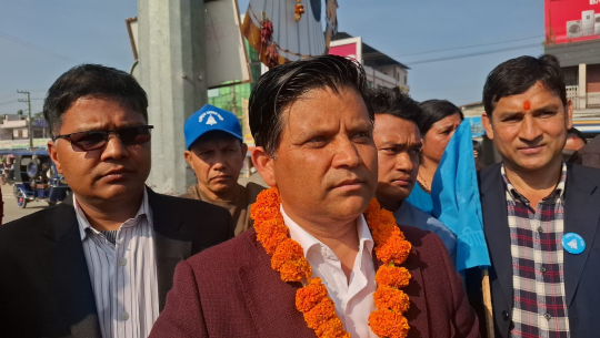 राष्ट्र निर्माता पृथ्वीनारायण शाहको तस्विरमा माल्यार्पण गर्दै घरदैलो सुरू