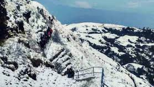 कालीञ्चोकमा हिउँ खेल्नेको भीड