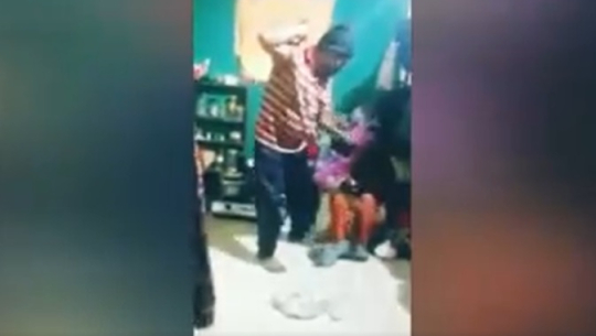 मालिकनीलाई देखाउन ससुराले कुटे बुहारी, श्रीमानले बनाए भिडियो