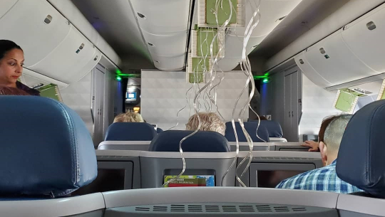 उडिरहेको विमान एकैपटक ३० हजार फिट तल झर्यो(भिडियो)