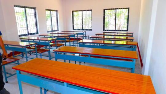 विद्यालयलाई तीन लाख मूल्यभन्दा बढीका सामग्री सहयोग 