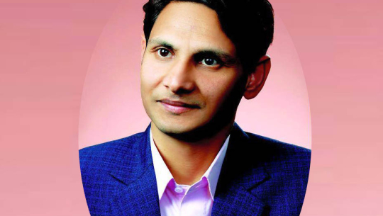 गिट्टी कुटिरहेकी बालिका