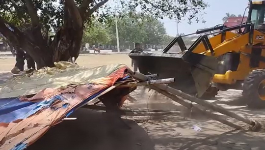 टीकापुरमा अतिक्रमण हटाउन डोजर अभियान सुरु