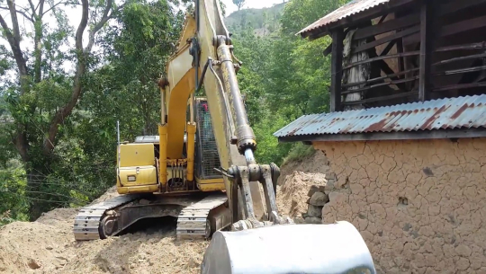 जनप्रतिनिधिको डोजर किन्ने होडबाजी