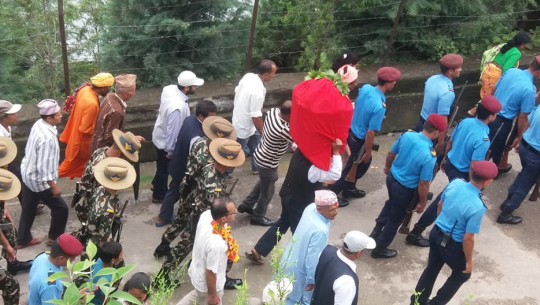  फोटो क्याप्सन :बाजुरामा रहेको बडिमालिका मन्दिरका लागि लैजादै डोटीको सरकारी डोल । तस्विर : मोहन पनेरु