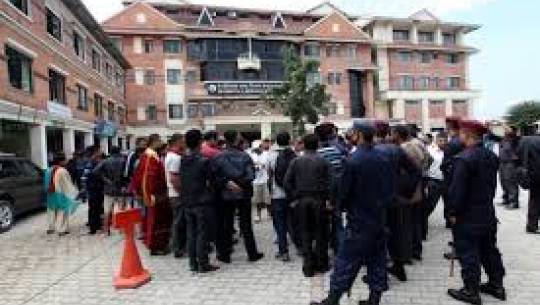 पित्तथैलीको अप्रेसन गरेका एक जना बिरामीको मृत्यु, चिकित्सकको लापरवाहिले मृत्यु भएको भन्दै आफन्त आन्दोलित