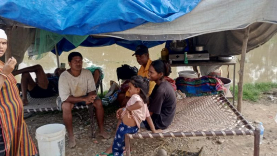 बाढीको त्रासले कञ्चनपुरको लठ्ठागौरीका बासिन्दा त्रिपाल टाँगेर बस्न बाध्य