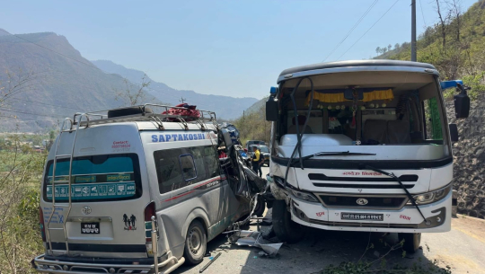 माइक्रोबस र बस एकापसमा ठोक्किँदा १० जना घाइते