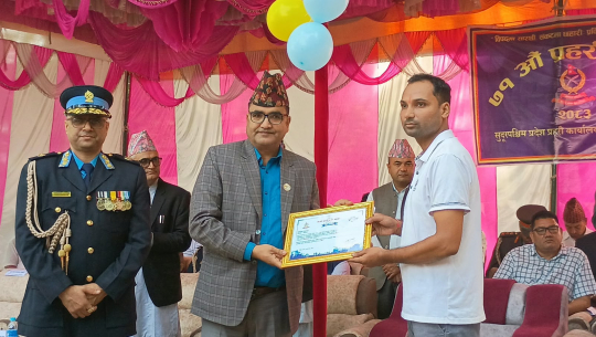 ट्राफिक जनचेतनामूलक भिडियो निर्माणमा योगदान पुर्‍याएका शिक्षक भट्ट सम्मानित 