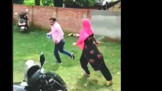 स्कूलमै जिस्क्याउने ‘हेडमास्टर’माथि शिक्षिकाले गरिन् चप्पल प्रहार