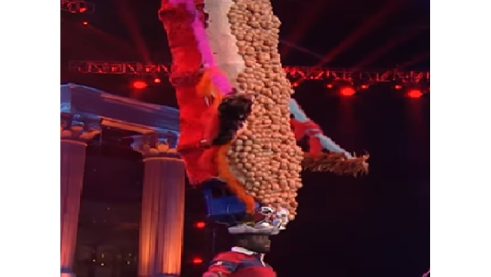 टाउकोमा ७३५ अण्डा राखेर यी व्यक्तिले बनाए विश्व किर्तिमान (भिडिओसहित)