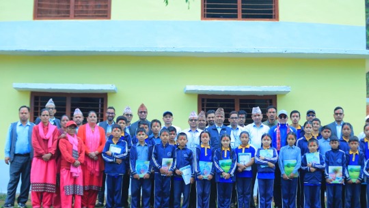 जन्मदिनको अवसरमा विद्यार्थीहरूलाई कापी कलम र खेल सामग्री प्रदान